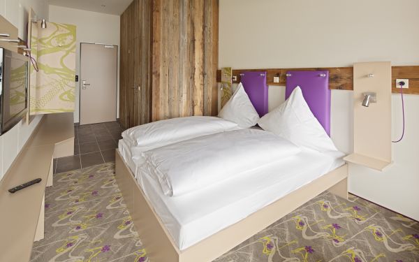 Übernachten in stilvollem Ambiente: Das kannst Du in den Explorer Hotels. Die trendigen Design-Zimmer bieten Dir viel Platz zum Wohlfühlen.