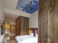 Du kannst nicht nur am Panoramafester einiges entdecken - auch die Decke im Design-Zimmer ist einen Blick wert. Alle Zimmer sind 21 m² groß und verfügen über genügend Stauraum für Dein Equipment.