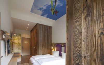 Du kannst nicht nur am Panoramafester einiges entdecken - auch die Decke im Design-Zimmer ist einen Blick wert. Alle Zimmer sind 21 m² groß und verfügen über genügend Stauraum für Dein Equipment.