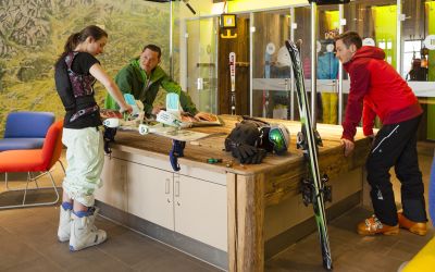 Bevor es raus in die Berge geht kannst Du an der Werkbank Deine Ausrüstung einem letzten Check unterziehen.
