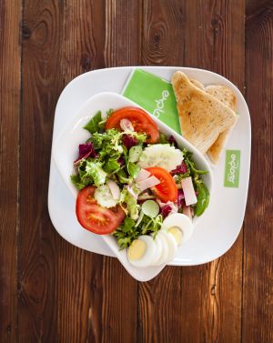 Leckere Salate mit Pute, Thunfisch oder Käse - Du entscheidest, welches Topping Du möchtest.