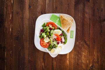 Sandwiches & Salate gibt es für Dich an der Explorer Bar Leckere Salate mit Pute, Thunfisch oder Käse - Du entscheidest, welches Topping Du möchtest.