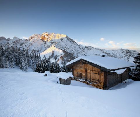 Fancy skiing in the mountains? In Berchtesgadener Land, you have the opportunity to let off steam on 60 kilometers of slopes in a total of six ski and snowboard areas. Your hotel in Berchtesgaden is the perfect base camp.
