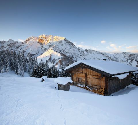 Masz ochotę na narty w górach? W Berchtesgadener Land masz okazję wyszaleć się na 60 kilometrach tras narciarskich w sześciu ośrodkach narciarskich i snowboardowych. Twój hotel w Berchtesgaden to idealna baza wypadowa.