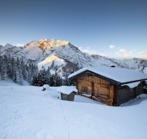 Voglia di sciare in montagna? Nel Berchtesgadener Land, avrete la possibilità di scatenarvi su 60 chilometri di piste in un totale di sei comprensori sciistici e snowboard. Il vostro hotel a Berchtesgaden è il campo base perfetto.