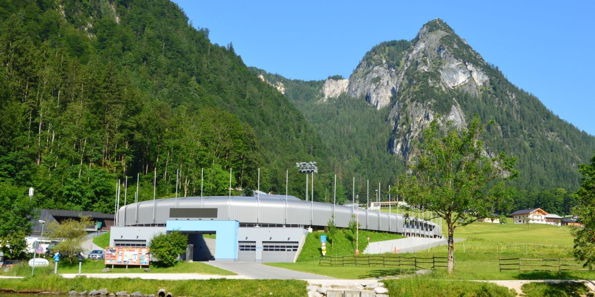 Arena del ghiaccio Deutsche Post con pista per bob e slittini a Schönau am Königssee Berchtesgaden ospita la Deutsche Post Ice Arena, con una pista di bob e slittino su ghiaccio artificiale. Questa pista di ghiaccio artificiale combinata per bob, slittino e skeleton è anche la prima pista di ghiaccio artificiale al mondo.