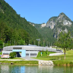 In Berchtesgaden befindet sich die Deutsche Post Eisarena mit der Kunsteis Bob & Rodelbahn. Es handelt sich hier um eine kombinierte Kunsteisbahn für Bob-, Rennrodel- und Skeletonsport. Die Bahn ist übrigens die erste Kunsteisrinne der Welt.