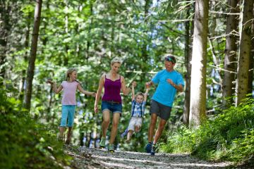 Tolle Familienausflüge kannst Du bei uns im Berchtesgadener Land unternehmen. Und das Beste: Mit dem Happy Family Deal übernachtet 1 Kind bis 12 Jahre gratis im Zimmer der Eltern.