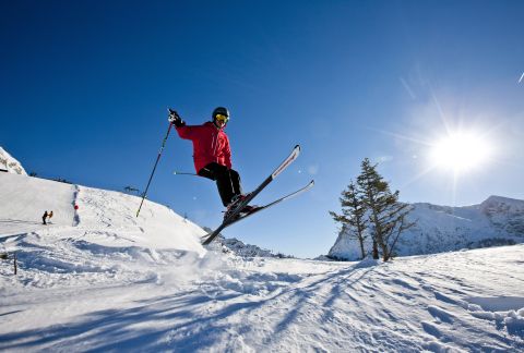 Profitez du ski pendant votre séjour à l'hôtel Explorer Berchtesgaden : la station de départ du téléphérique Jennerbahn se trouve à quelques minutes seulement de l'hôtel. Le point fort du domaine skiable est sa piste de descente de 7 km.