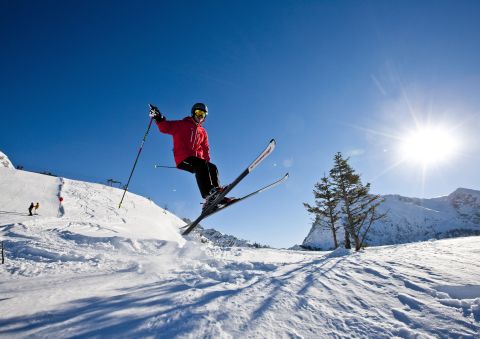 Lyžování na dovolené v Explorer Hotelu Berchtesgaden: Údolní stanice lanovky Jennerbahn je jen pár minut od hotelu. Vrcholem lyžařského střediska je 7 km dlouhá sjezdovka do údolí.