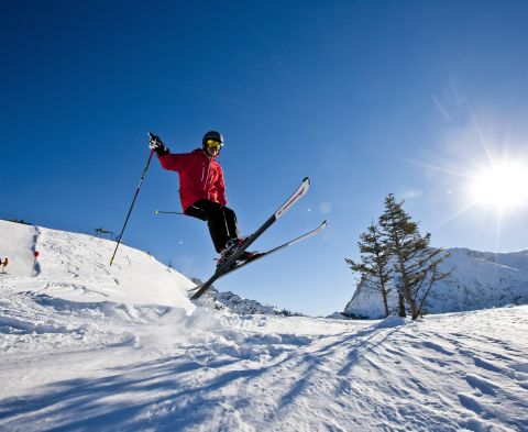 Skiën tijdens uw vakantie in Explorer Hotel Berchtesgaden: het dalstation van de Jennerbahn ligt op slechts enkele minuten van het hotel. Het hoogtepunt van het skigebied is de 7 km lange dalafdaling.