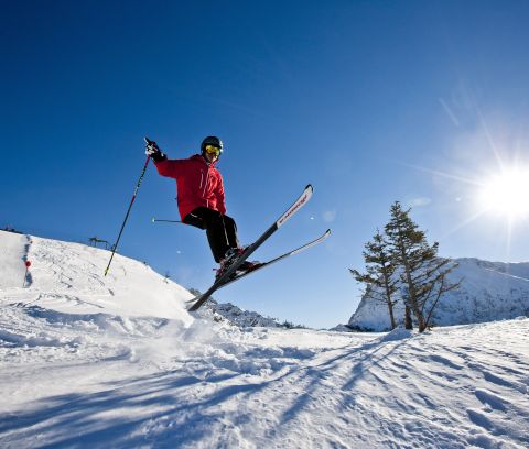 Sciare durante la vostra vacanza all'Explorer Hotel Berchtesgaden: la stazione a valle della funivia Jennerbahn è a pochi minuti dall'hotel. Il fiore all'occhiello del comprensorio sciistico è la pista a valle lunga 7 km.