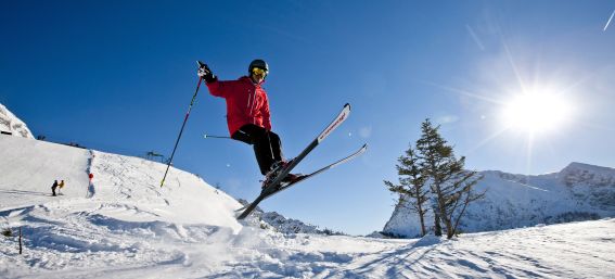 Skifahren in Deinem Urlaub im Explorer Hotel Berchtesgaden: Nur wenige Minuten vom Hotel entfernt liegt die Talstation der Jennerbahn. Das Highlight des Skigebiets ist die 7 km lange Talabfahrt.