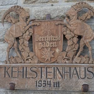 Tauche ein in die Geschichte im Kehlsteinhaus am Obersalzberg. Das Kehlsteinhaus liegt oberhalb von Berchtesgaden und ist definitiv einen Besuch wert!