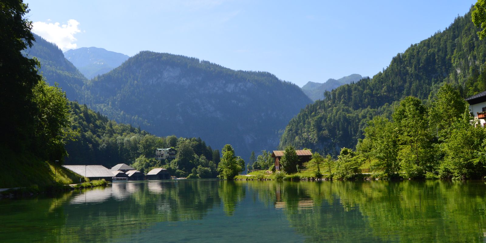 Wie wäre es mit einer Bootsfahrt auf dem Königssee? Jetzt heißt es paddeln oder paddeln lassen :-) Den Bootsanleger erreichst Du vom Explorer Hotel Berchtesgaden aus in nur wenigen Gehminuten.
