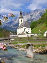Die bekannte Kirche von Ramsau im Sommer