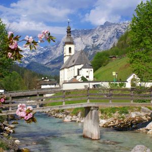 Die bekannte Kirche von Ramsau im Sommer im Berchtesgadener Land Toller Ausblick auf St. Sebastian - die bekannte Kirche in Ramsau ist sogar denkmalgeschützt und ein Sightseeing Tipp in Berchtesgaden während Deinem Urlaub im Hotel Berchtesagden.