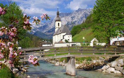 Toller Ausblick auf St. Sebastian - die bekannte Kirche in Ramsau ist sogar denkmalgeschützt und ein Sightseeing Tipp in Berchtesgaden während Deinem Urlaub im Hotel Berchtesagden.