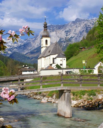 Die bekannte Kirche von Ramsau im Sommer im Berchtesgadener Land