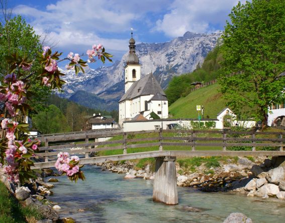 Die bekannte Kirche von Ramsau im Sommer im Berchtesgadener Land
