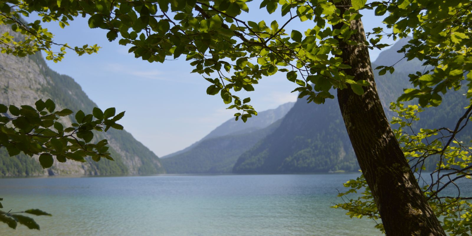 Der Königssee liegt am östlichen Fuß des Watzmanns und ist eingebettet zwischen steilen Berghängen.