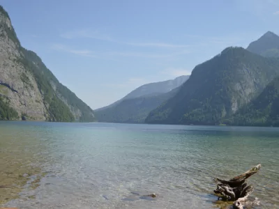 Genieße den tollen Blick auf den Königssee, wenn Du die Wallfahrtskapelle St. Bartholomä am Westufer des Königssee besuchst.