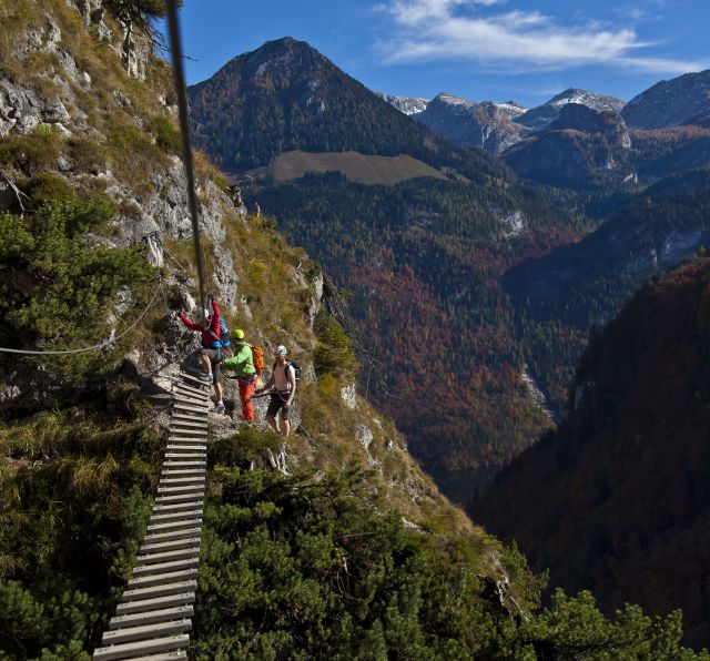 Stale rosnący trend, który dotarł również do Berchtesgaden – wspinaczka na via ferraty staje się coraz bardziej popularna. Warto odwiedzić szkołę via ferraty w Berchtesgaden.