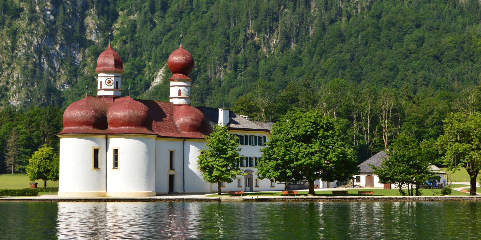 Immer einen Ausflug wert ist die Wallfahrtskirche St. Bartholomä am Königssee. Tolle Wanderungen rund um den Königssee kannst Du direkt im Explorer Hotel Berchtesgaden starten.