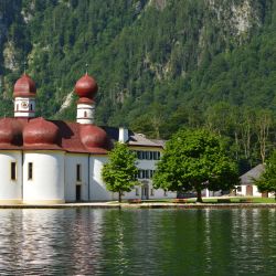 Wahrzeichen des Königssees: Wallfahrtskirche St. Bartholomä