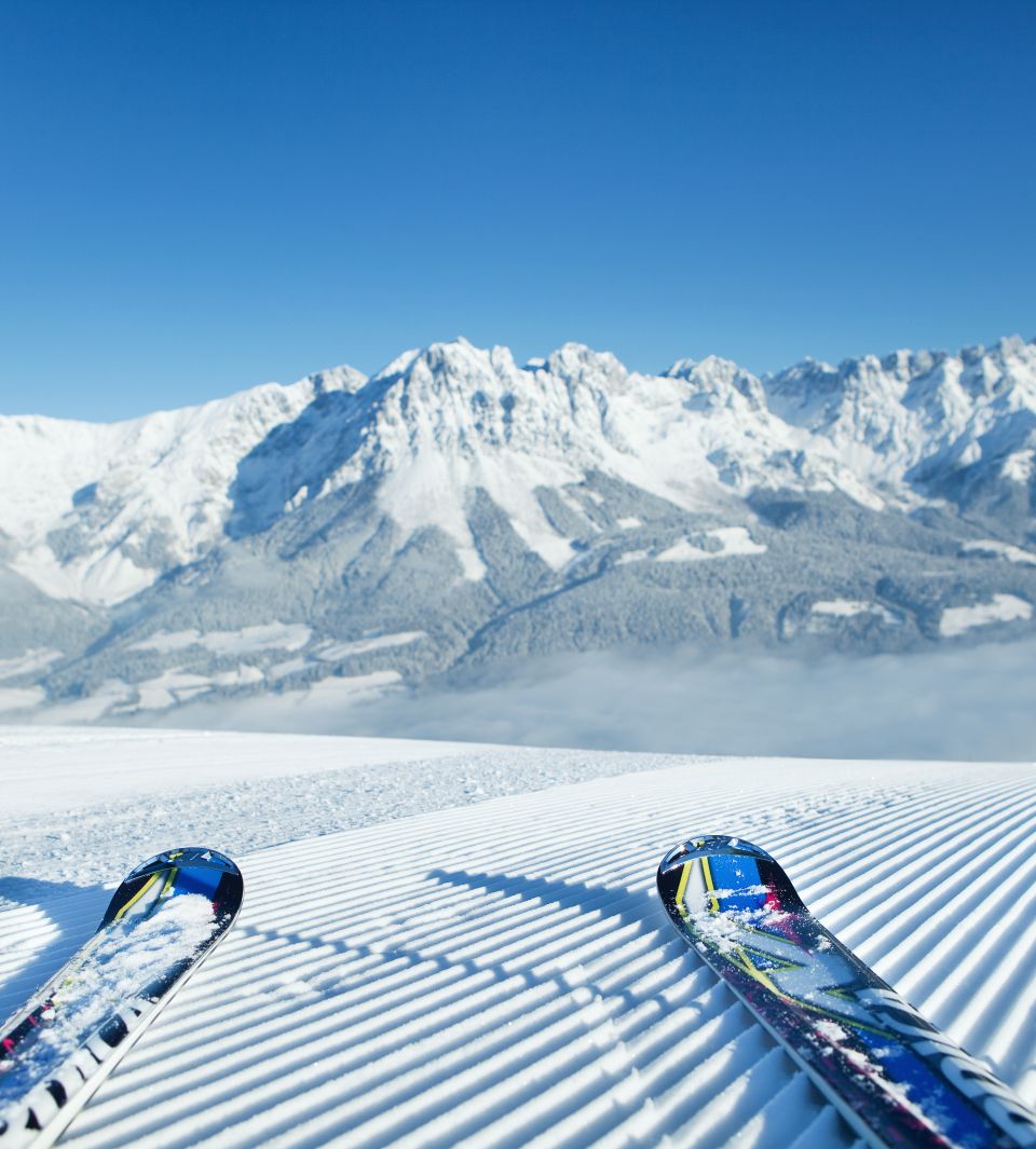 Podczas zimowego urlopu w Tyrolu czekają na Ciebie zachwycające widoki i niezliczone kilometry tras narciarskich. Alpy Kitzbühelskie oferują idealne trasy dla każdego poziomu trudności.