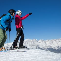 Skifahrer mit Bergpanorama