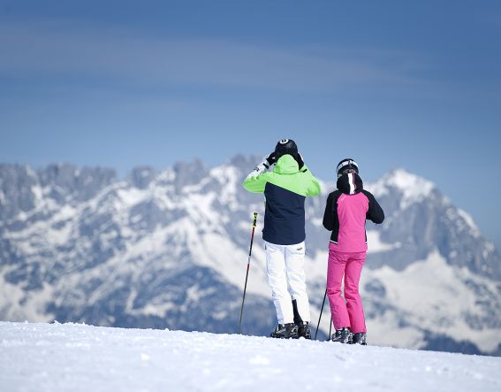 Skifahrer genießen die Aussicht auf den Wilden Kaiser