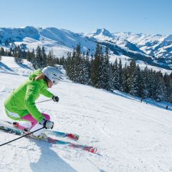 Skifahrerin im Skigebiet Kitzbuehel