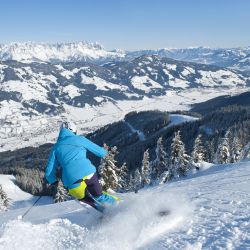 Pulverschnee Abfahrt Skifahren im Tiefschnee