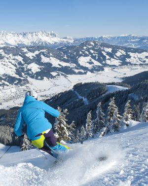 Pulverschnee Abfahrt Skifahren im Tiefschnee