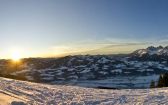 Panorama mit Skifahrer und Wilder Kaiser