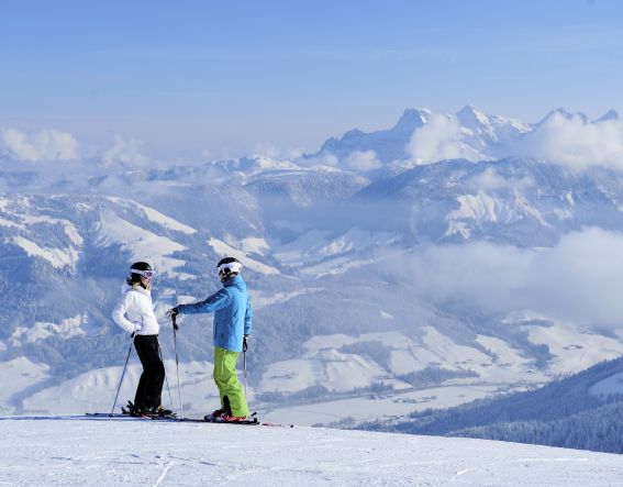 Pärchen beim Skifahren