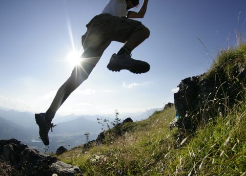 A St. Johann környéki Kitzbüheli-Alpok régió 2500 km-nyi jelzett túraútvonalon fedezhető fel.