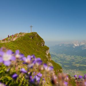 Wandern am Kitzbueheler Horn Das Wahrzeichen der Kitzbüheler Alpen, von hier hat man ein einzigartiges Panorama auf eine Vielzahl von Gipfel, wie z.B. den Großglockner.