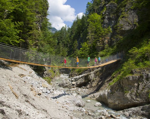 La gola del Grießbach è un parco giochi d'avventura per tutta la famiglia. Dopo l'escursione attraverso la gola rocciosa, il letto del torrente invita a rilassarsi e giocare.