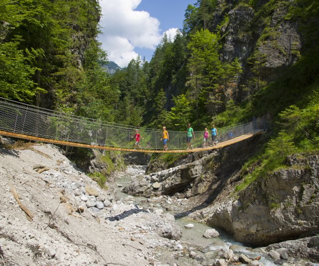 Soutěska Grießbach je dobrodružným hřištěm pro celou rodinu. Po túře skalnatou soutěskou vás koryto potoka zve k odpočinku a hraní.