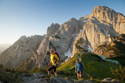 Le col de Stripsenjoch se situe à une altitude de 1577 mètres et relie les chaînes de montagnes du Zahmer Kaiser à celles du Wilder Kaiser.