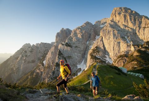 Lo Stripsenjoch si trova a 1577 metri di altitudine e collega le catene montuose dello Zahmer Kaiser e del Wilder Kaiser.