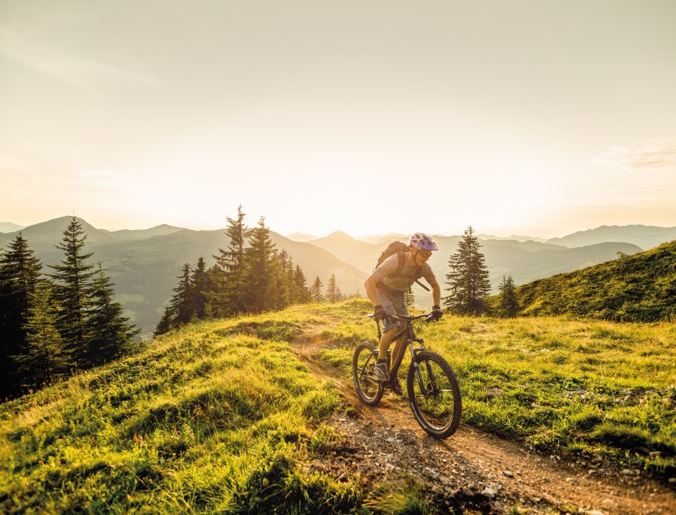 Horští cyklisté si přijdou na své na četných cyklostezkách a trasách v okolí St. Johann v Kitzbühelských Alpách.