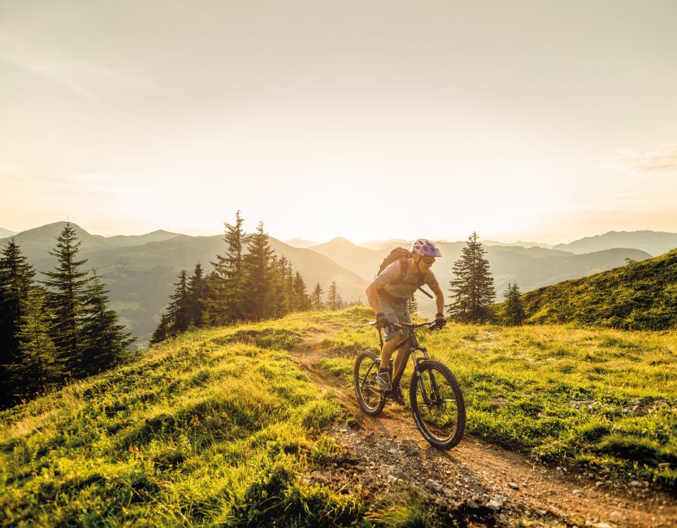Miłośnicy kolarstwa górskiego znajdą wiele atrakcji na licznych trasach rowerowych i szlakach wokół St. Johann w Alpach Kitzbühelskich.