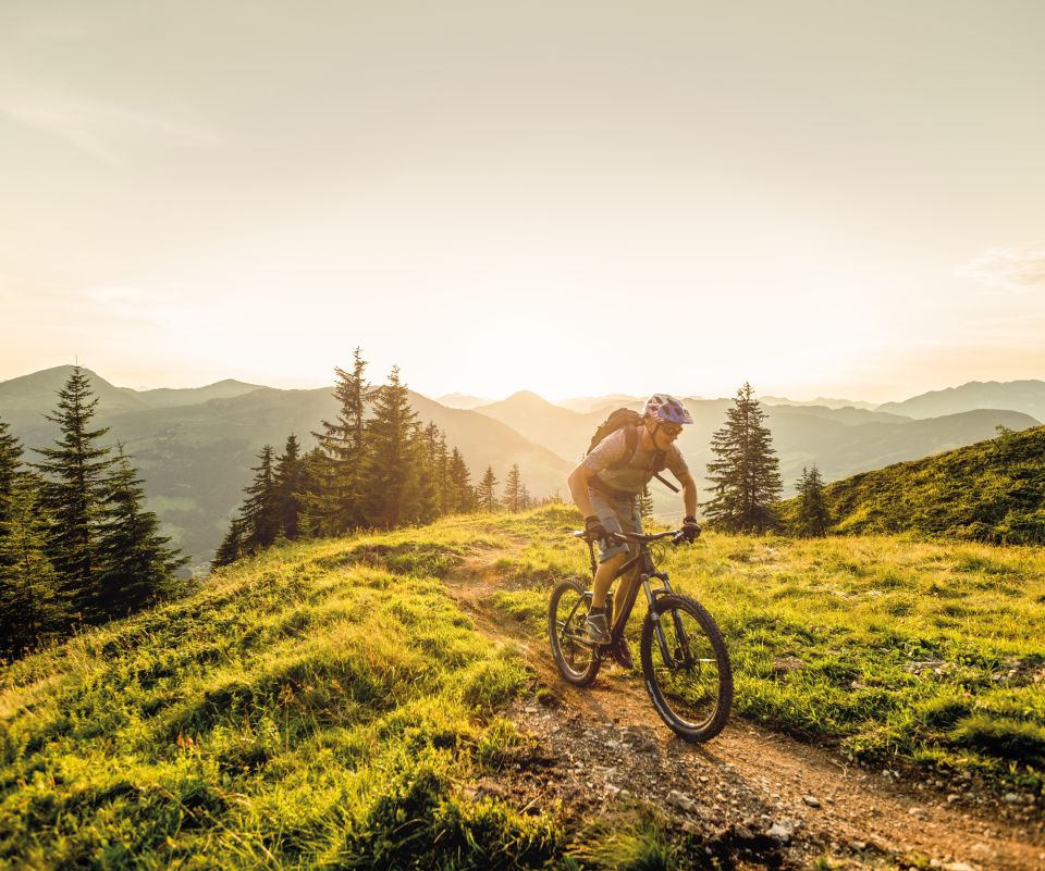 A hegyikerékpárosok számos kerékpárutat és ösvényt találnak a Kitzbüheli-Alpokban található St. Johann környékén.