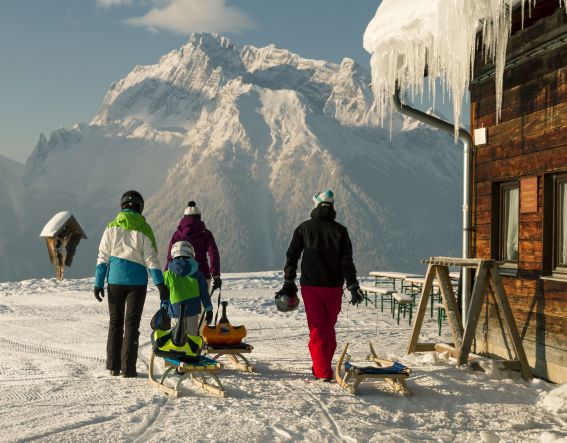 Gemütlich Einkehren im Berggasthof Hirschkaser Lust auf eine Rodelpartie am Hochschwarzeck mit anschließender Einkehr im Berggasthof Hirschkaser? Hier erlebst Du Spaß mit der ganzen Familie.