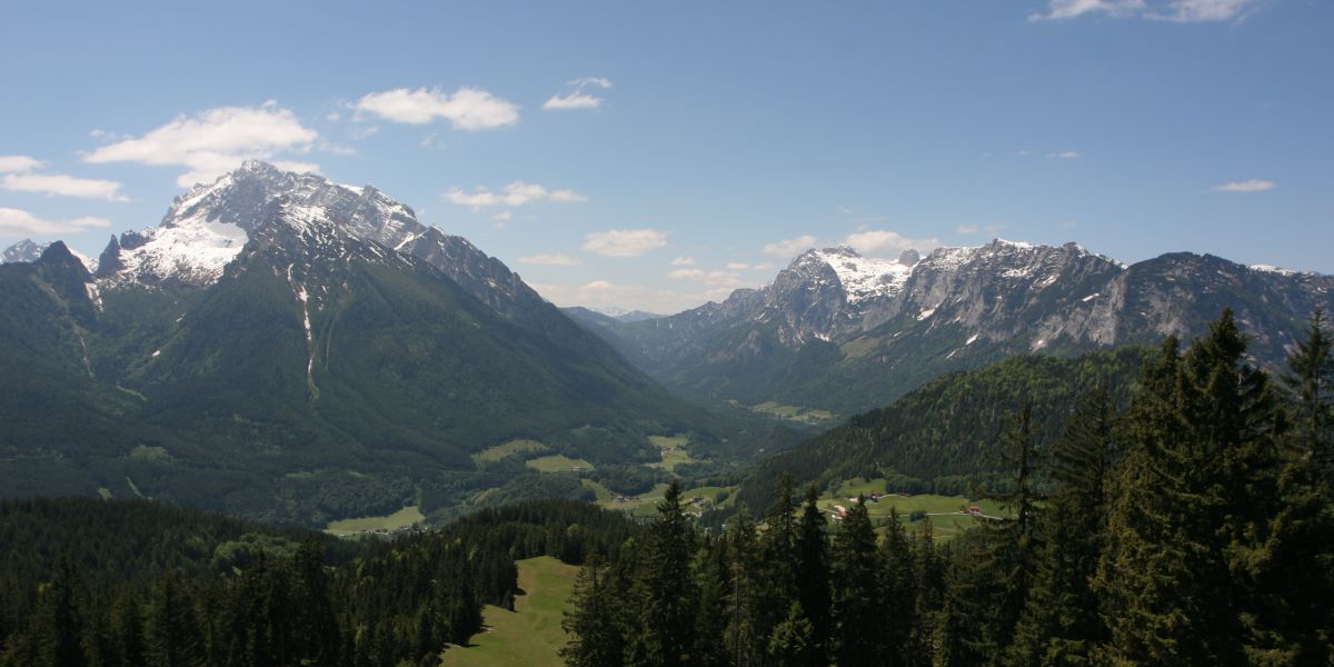 Traumhafter Ausblick vom Hochschwarzeck Bei Deiner Wanderung am Hochschwarzeck hast Du einen tollen Blick. Komm ins Explorer Hotel Berchtesgaden und starte von dort in die Berge.