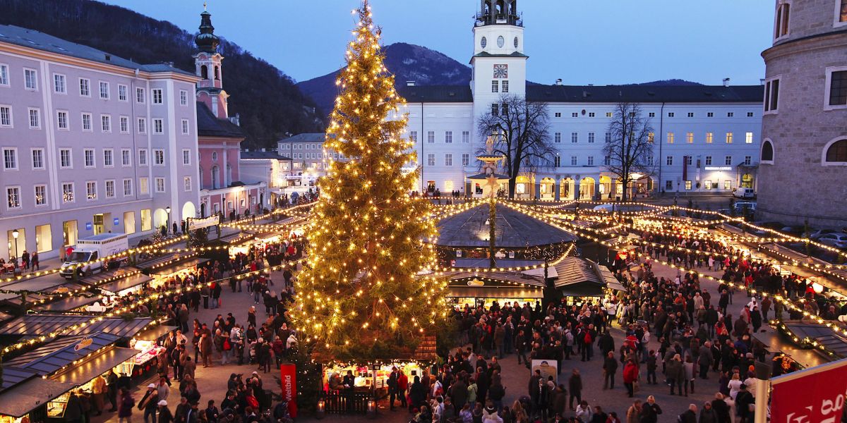 Der Domplatz leuchtet beim Salzburger Christkindlmarkt