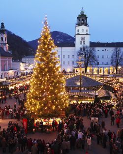 Der Domplatz leuchtet beim Salzburger Christkindlmarkt